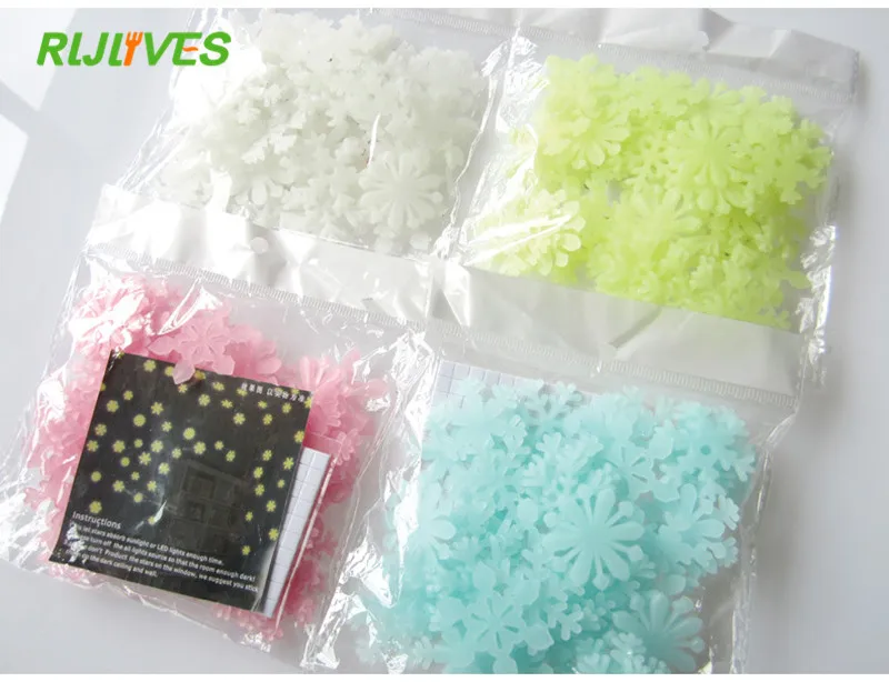 

50pcs 3D Snowflake Glow In Dark Luminous Fluorescent Plastic Wall Sticker Home Decor Decal Wallpaper Decorative Special Festivel