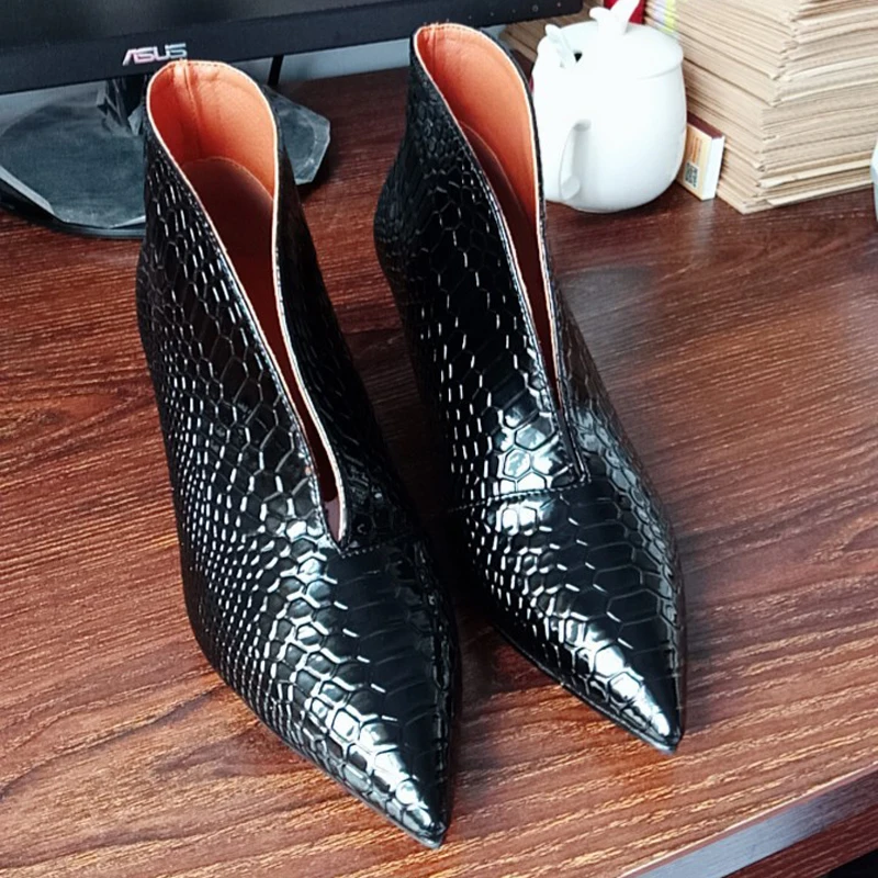 Пикантные тонкие туфли на шпильке с острым носком и v-образным вырезом ...