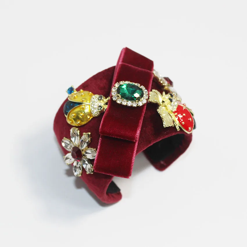

2018 New European and American Fashion Baroque Beetle Red Ribbon Gem Bracelet 941