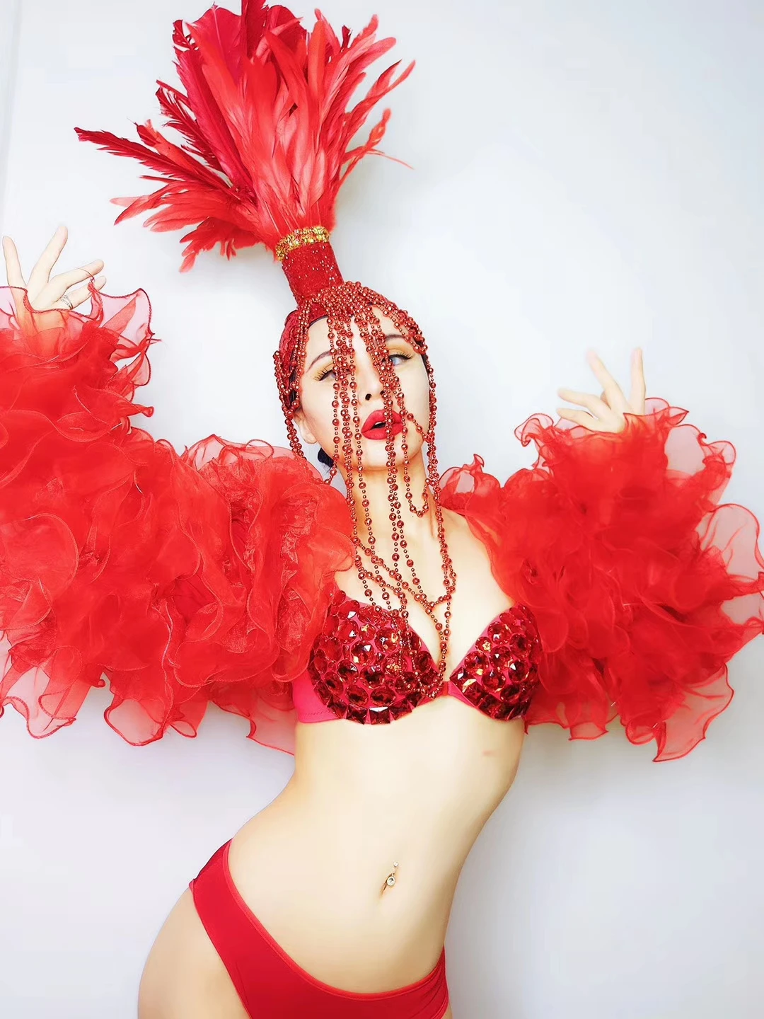 Сексуальный бикини с бисером длинный плащ красный перо стразы головной убор леди набор костюм для клуба мужской костюм для вечеринки