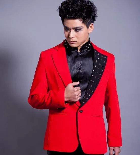 Красный заклепки персонализированные певица пиджаки сцены блейзер в стиле рок мужские костюм модные костюмы для мужчин пиджак masculino Настраиваемые