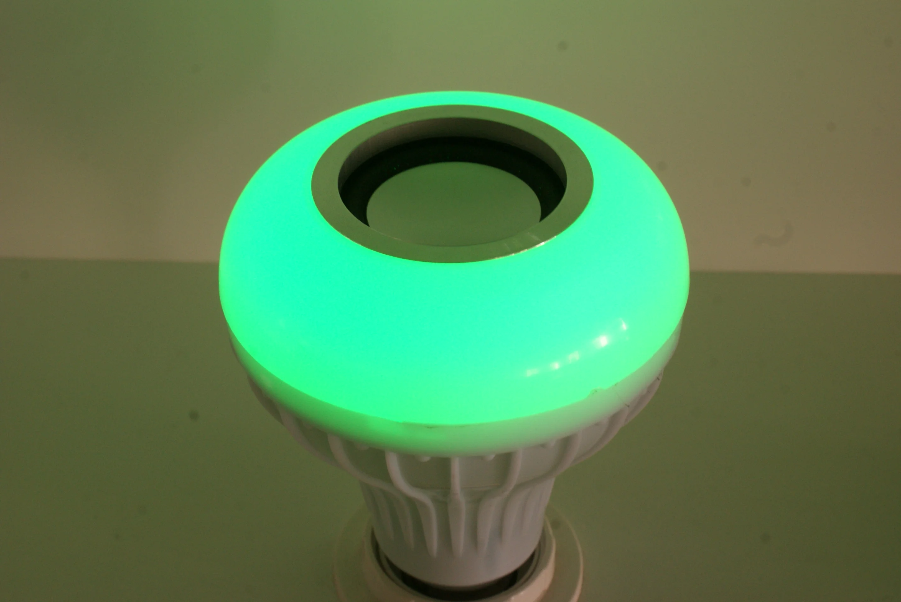 Светодиодная музыкальная лампа с Bluetooth динамиком E27 RGB Изменение Цвета Умный светодиодный 12 Вт беспроводной динамик s с пультом дистанционного управления