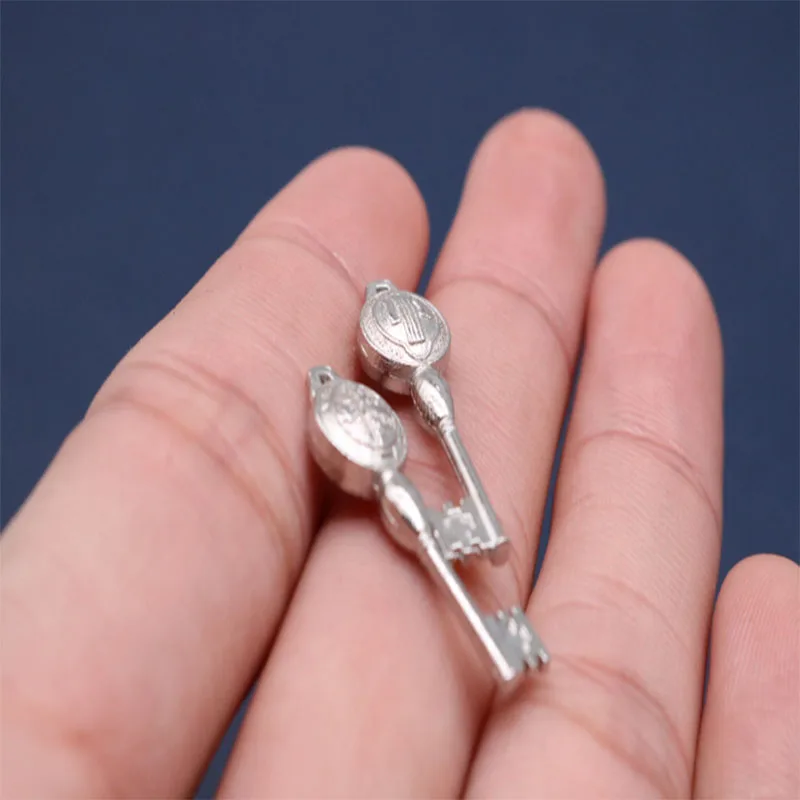 Фотография маленького Креста Святого Бенедикта. Amulet маленькая фотография