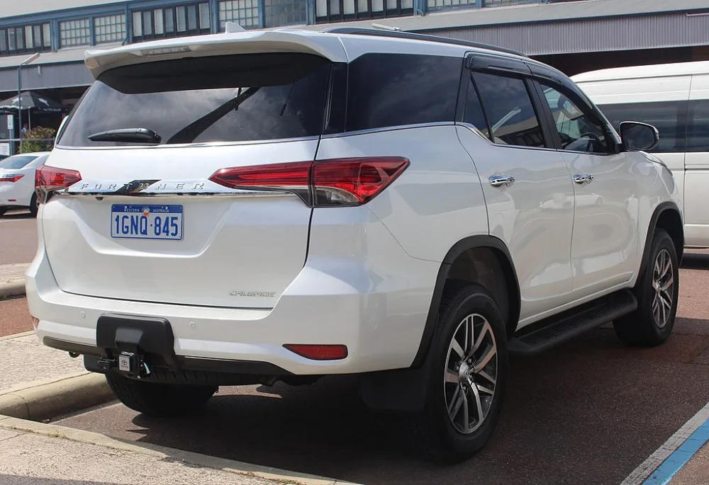 1024px-2018_Toyota_Fortuner_(KUN160R)_Crusade_wagon_(2018-09-28)_02 