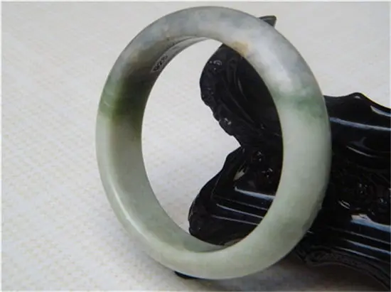 

NEW CHINA stone 100% NATURAL GRADE A BEAUTIFUL GREEN stone BRACELET 59MM