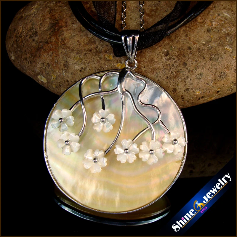 

Natural Large Mother of Pearl Yellow Sea Shell Round Carving Gems Beads Pendant Hand-carved Vintage Art Necklace for Women BKL5