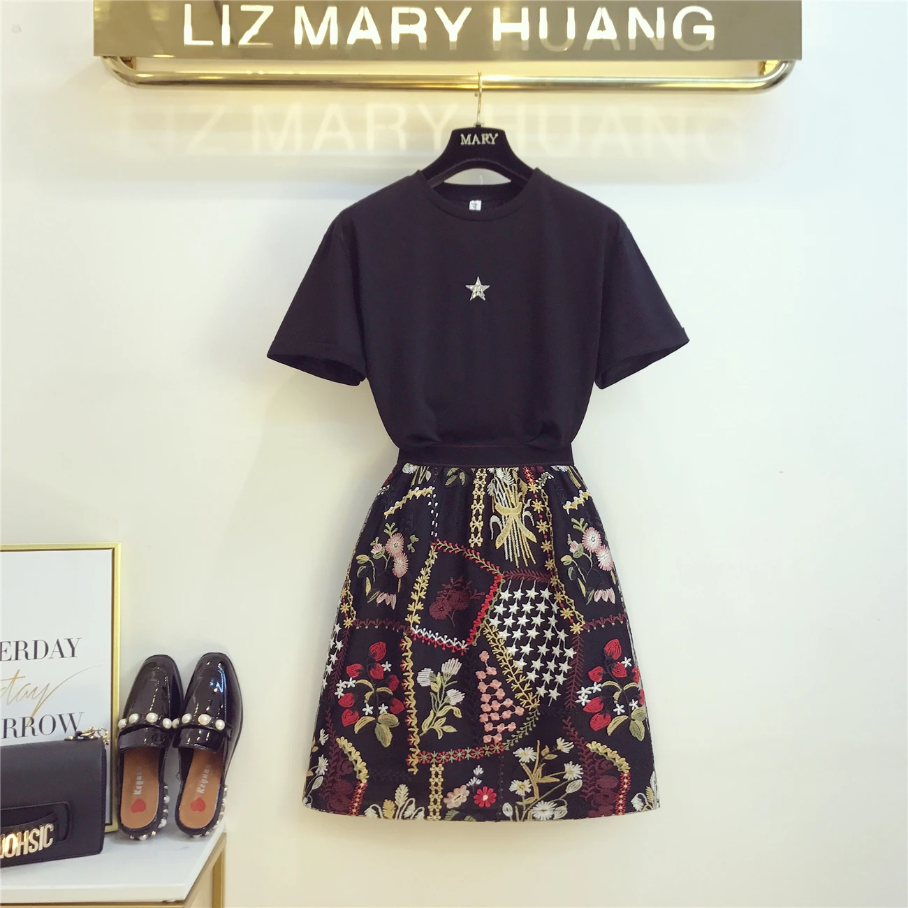 

New Summer Fashion Women's Sets Loose Diamond O Neck Short Sleeve Tshirts + Embroidery Gauze Skirts Female Suits