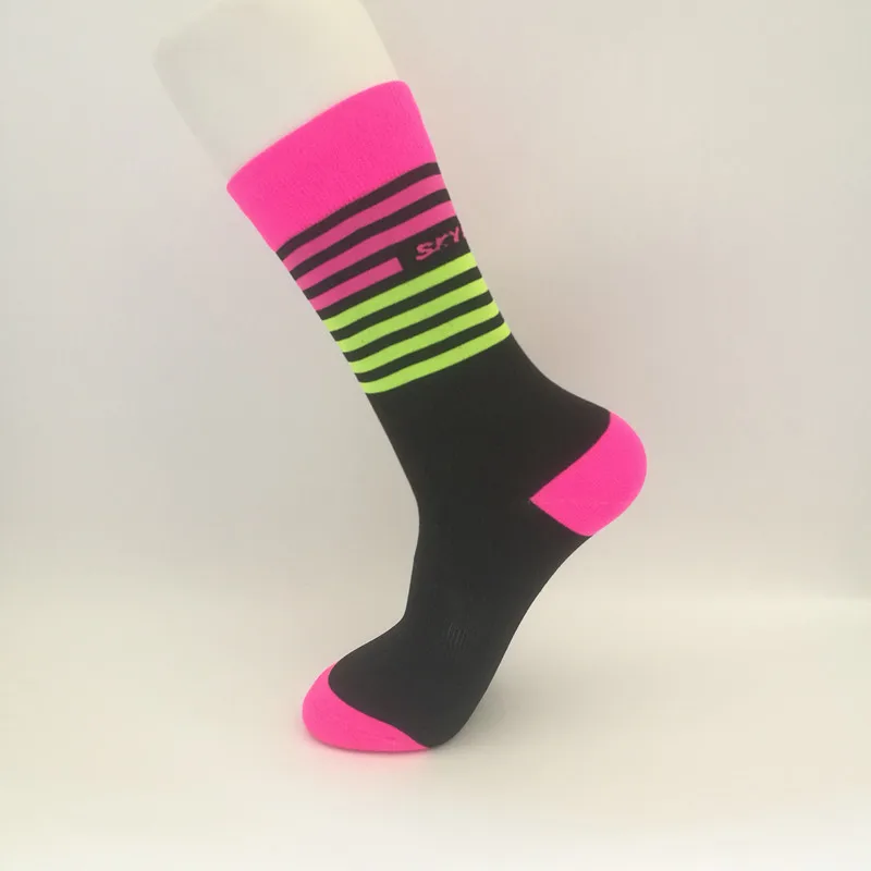 Высококачественные Профессиональные Брендовые спортивные носки защищают ноги дышащие впитывающие носки Длинные носки для велоспорта - Цвет: pink green