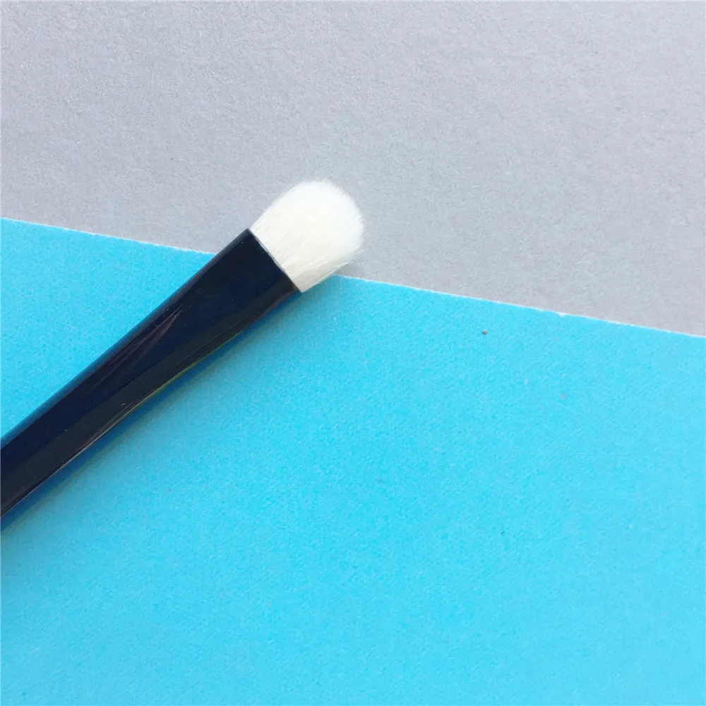 Bobbi Brown Touch-up Brush _ 3