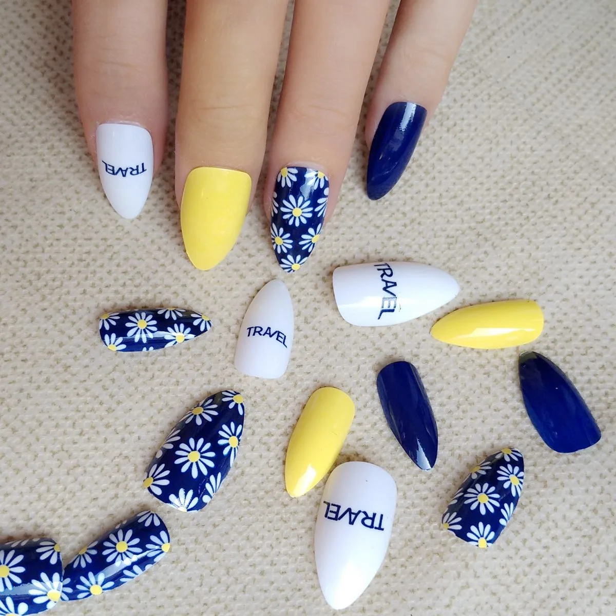 

24Pcs Shiny Navy Blue Short Stiletto False Nail Pointed Top Artificial Fake Nails White Daisy Manicure Nail Art Beauty Must