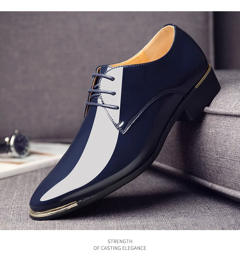 Sapatos de couro de patente dos homens