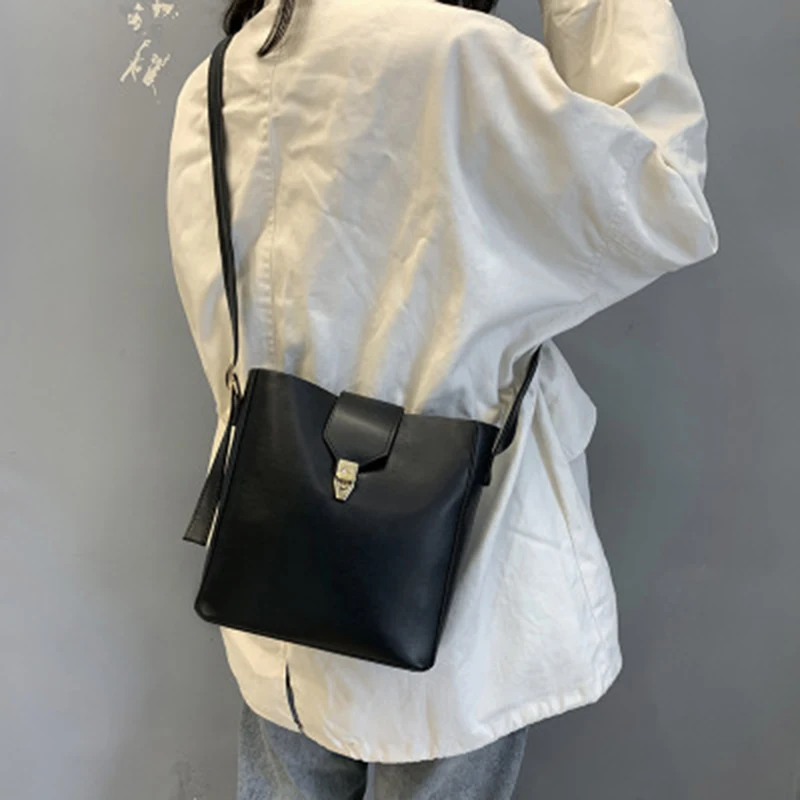 

2019 new women's bag fashion leather bucket bag ladies shoulder casual bag retro large capacity women's bag simple wild style