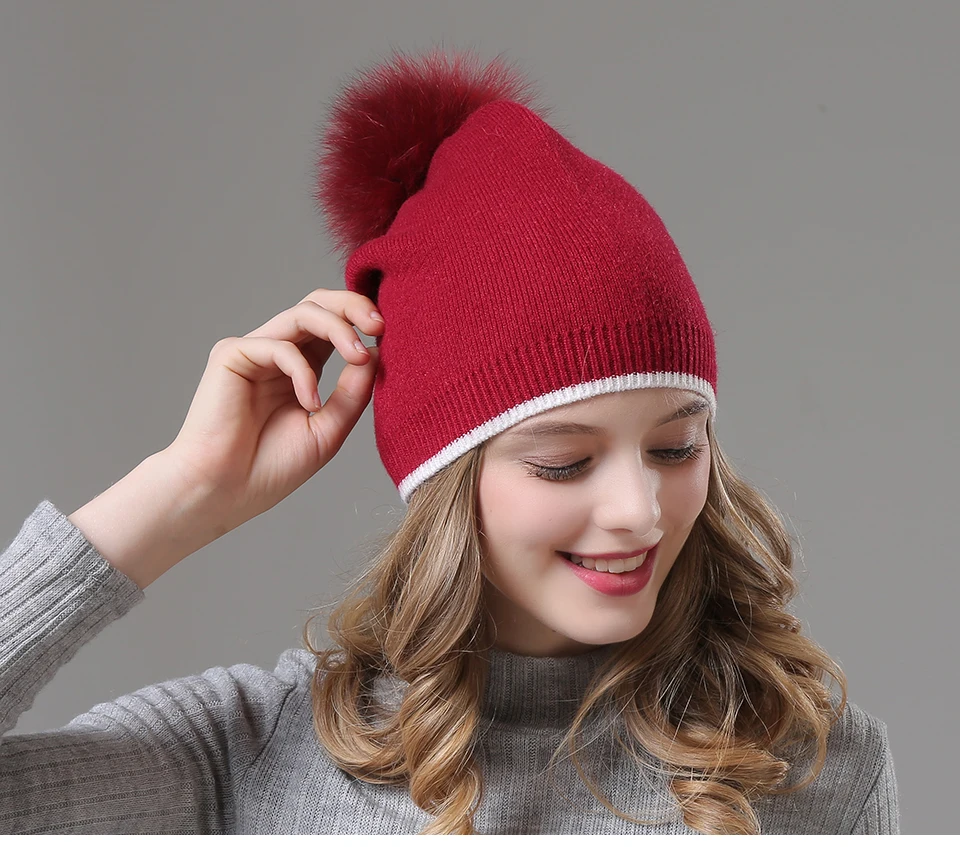 шапка для девочки спицами на весну. зимняя шапка для девочки. спортивные шапки женские. шапка для девочки. шапка с помпонами для девочки.