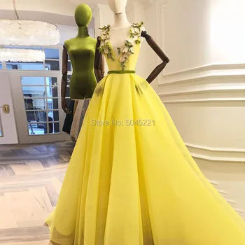 

Blight Yellow 3D Flower Evening Dresses V-neck Lace Up A-line Long Evening Gowns Pretty Prom Gowns Vestido Longo Abendkleider