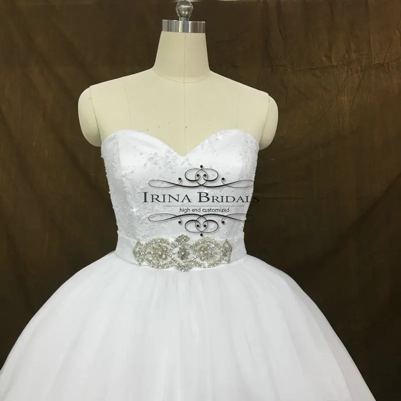 Irina Bridals без бретелей Кружевная аппликация Хрустальный пояс Пышное Бальное Платье Свадебное Платье