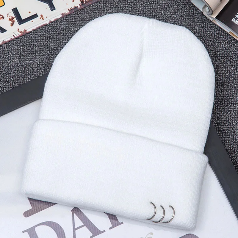 Новая однотонная зимняя женская шапка с металлическим декором в стиле хип-хоп, шапки бини, черно-белые теплые вязаные повседневные Шапки для пары, чепчик унисекс - Цвет: white