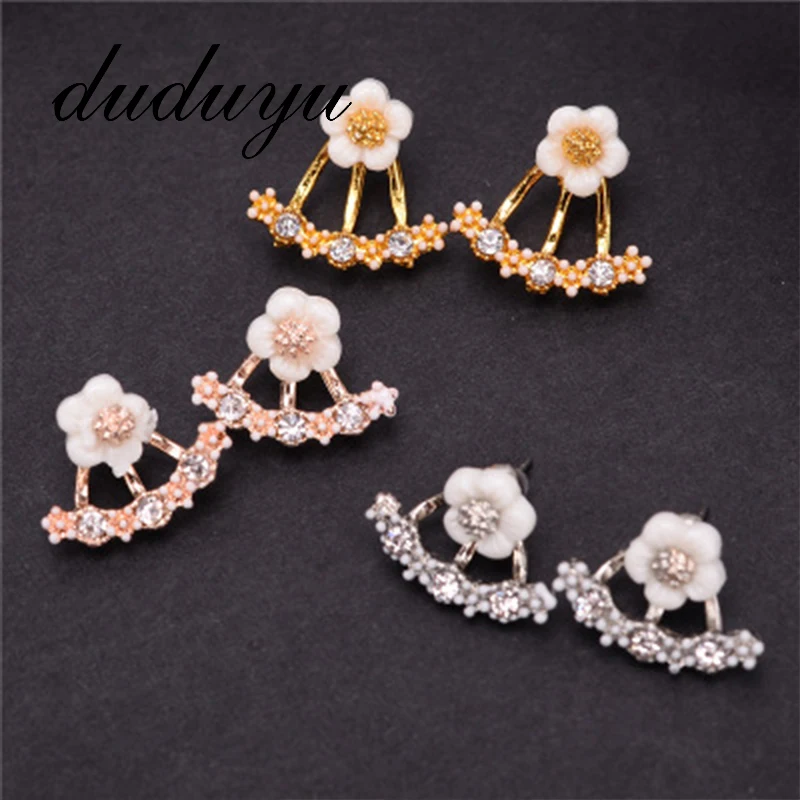 

2019 Fashion Women Daisy Flower Stud Earrings Cute Simple Elegant Cherry Blossoms Flower Earrings Ear Studs Jewelry Girl Gifts