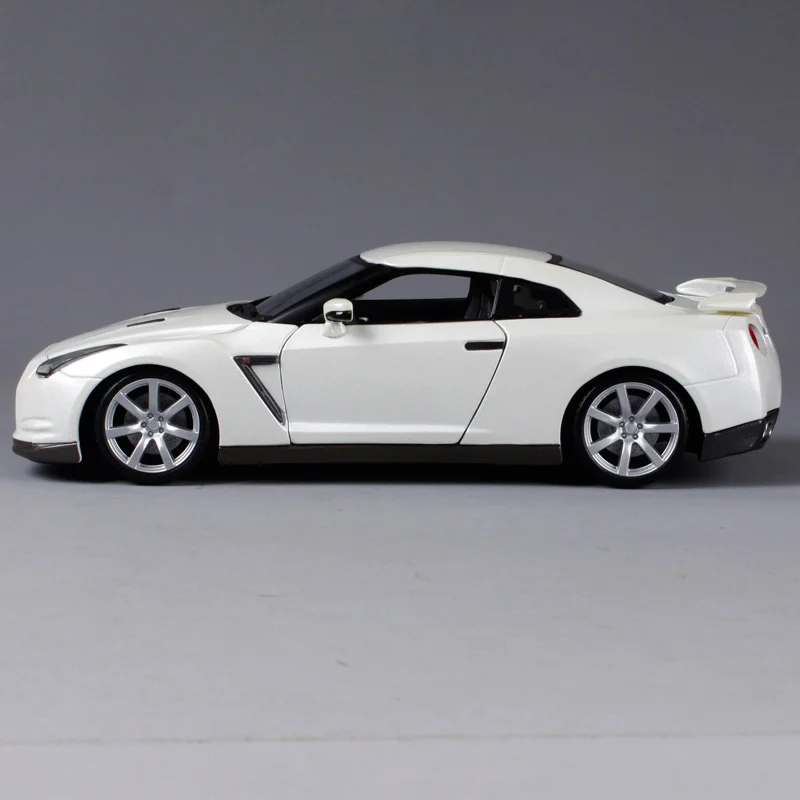 Bburago 1:18 2009 nissan gtr белый модель автомобиля роскошные модели автомобиля открытым дверные рамы motorcar сбора как подарок для мужчин 12079