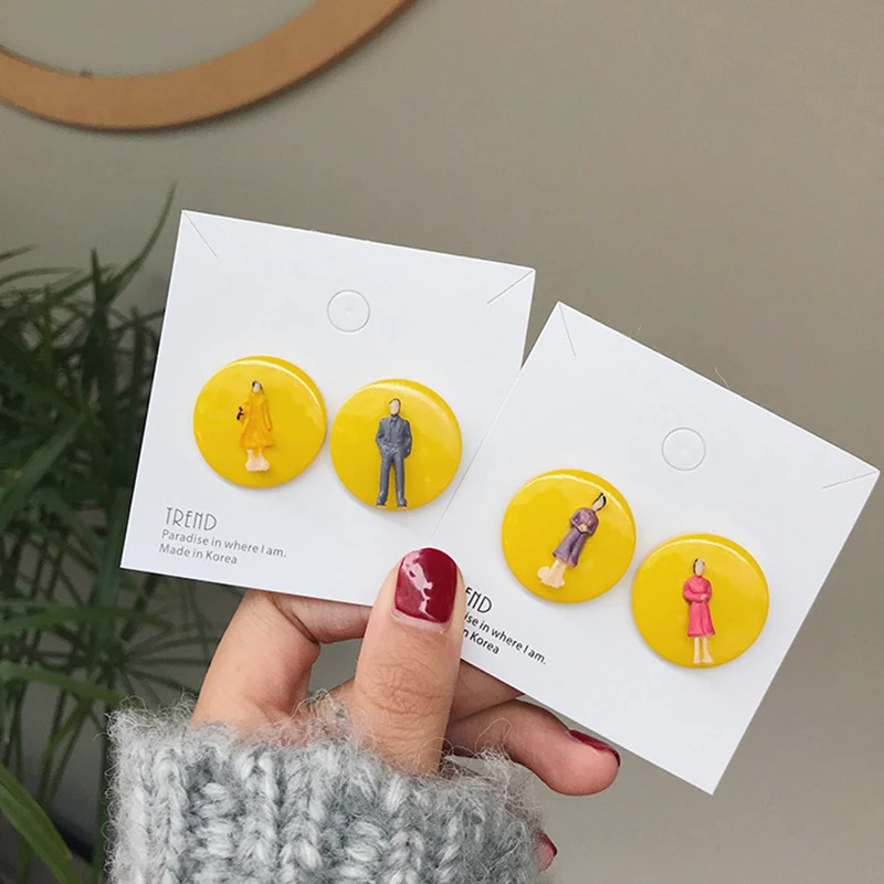 

2019 New Fashion Funny Creative Three-dimensional Little Man Yellow Wooden Round Geometric Stud Earrings Pattern Random Delivery