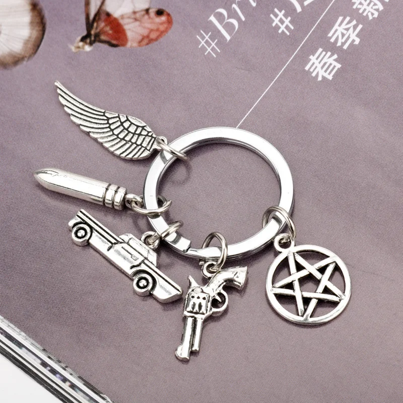 

2019 new evil power keychain wings five-pointed star pistol bullets pendant key chain car pendant