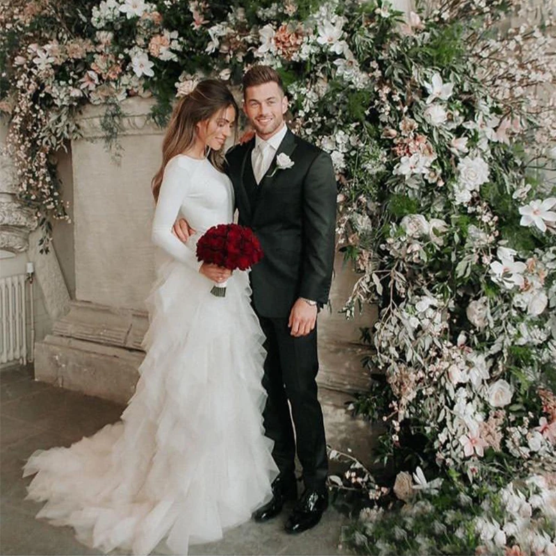 

Vintage Long Sleeves A-line Wedding Dresses Jewel Neckline Backless Garden Wedding Gowns Tiered Ruffles Skirt Sweep Train