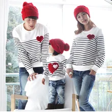 Модный комплект семейной одежды из хлопка на осень/зиму/весну для мамы и ребенка, полосатые футболки для мамы и ребенка