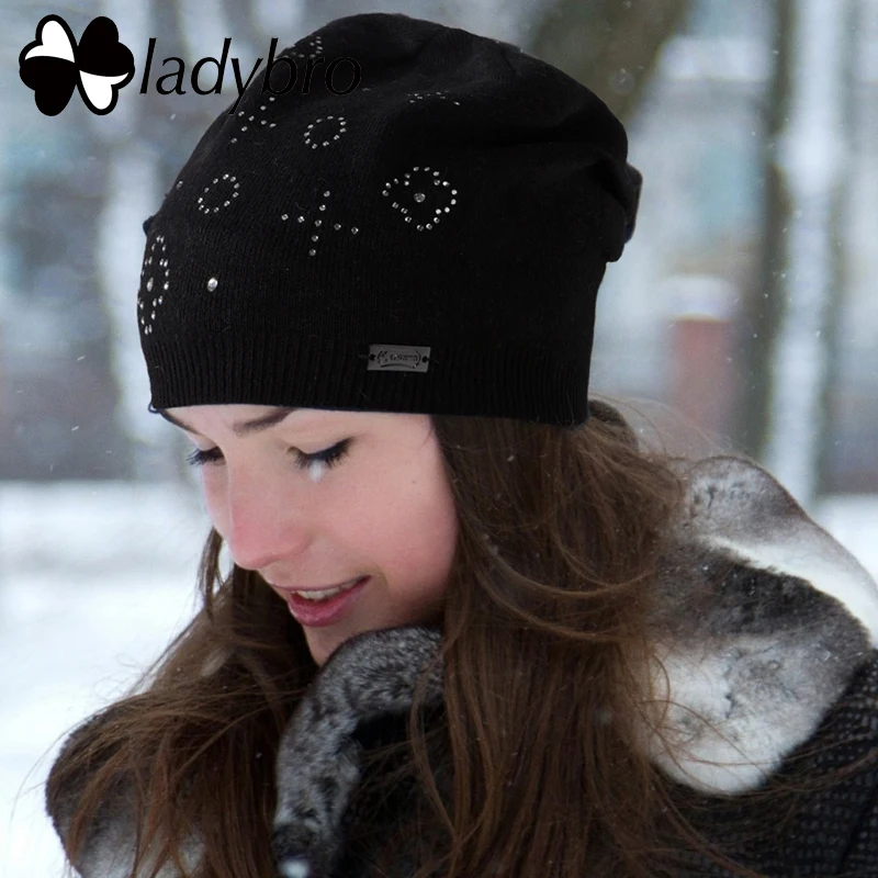 Женская вязаная шапка ladibro теплая шерстяная с цветами и стразами на осень зиму |