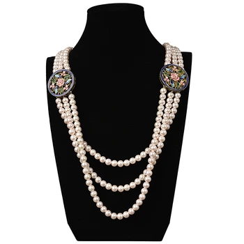 

3 rows white with a light red multi-layer Synthesis pearl circular hook necklace, used to match your collarbone
