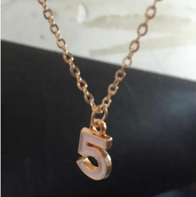 X 137 2017 novo número da sorte 5 palavra pingente de colar de jóias das mulheres acessórios de vestuário jóias o mais belo presente fábrica