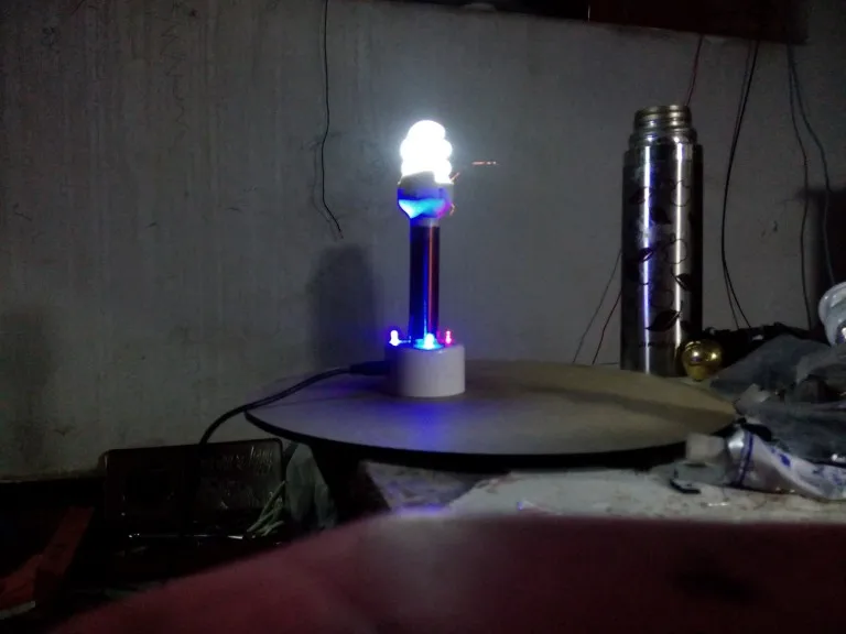 

Small Tesla coil super mini Tesla coil wireless transmission experiment