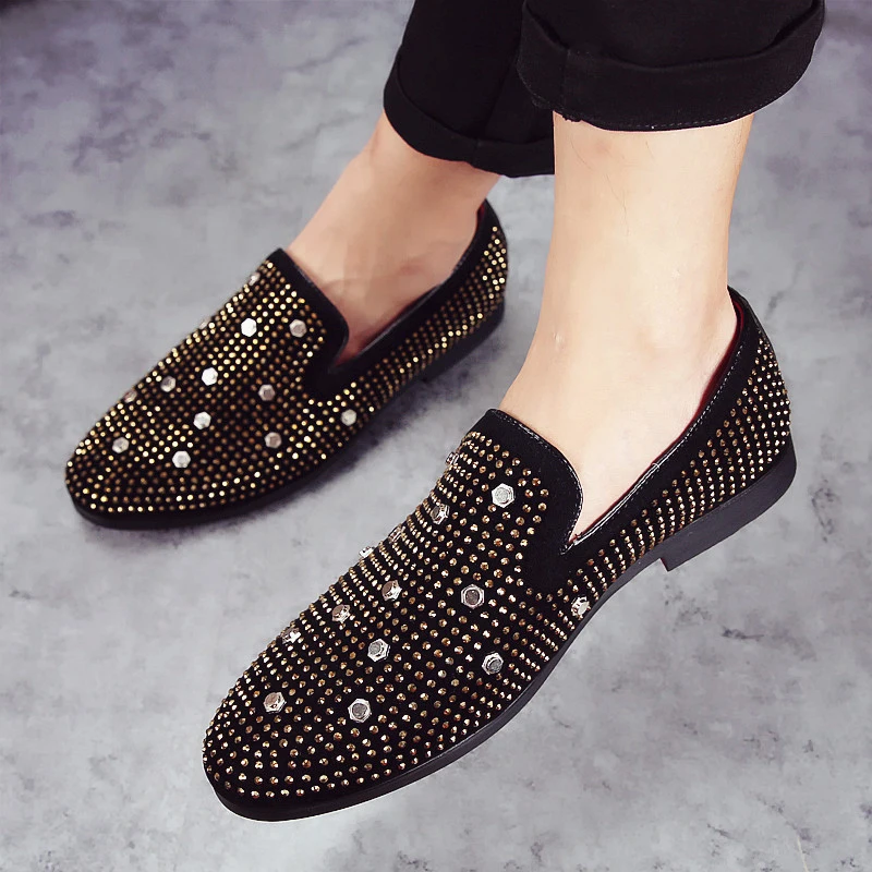 

2019 Fashion Men dress shoes PUNK rivet Rhinestone Black Party Wedding Shoes Pointed toe flats Driving Shoes Loafers LE-20