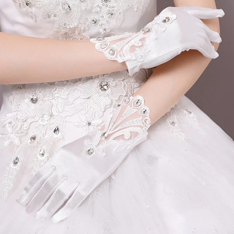 Элегантные короткие кружевные атласные перчатки на запястье, кремовые белые перчатки аксессуары со стразами, женские перчатки