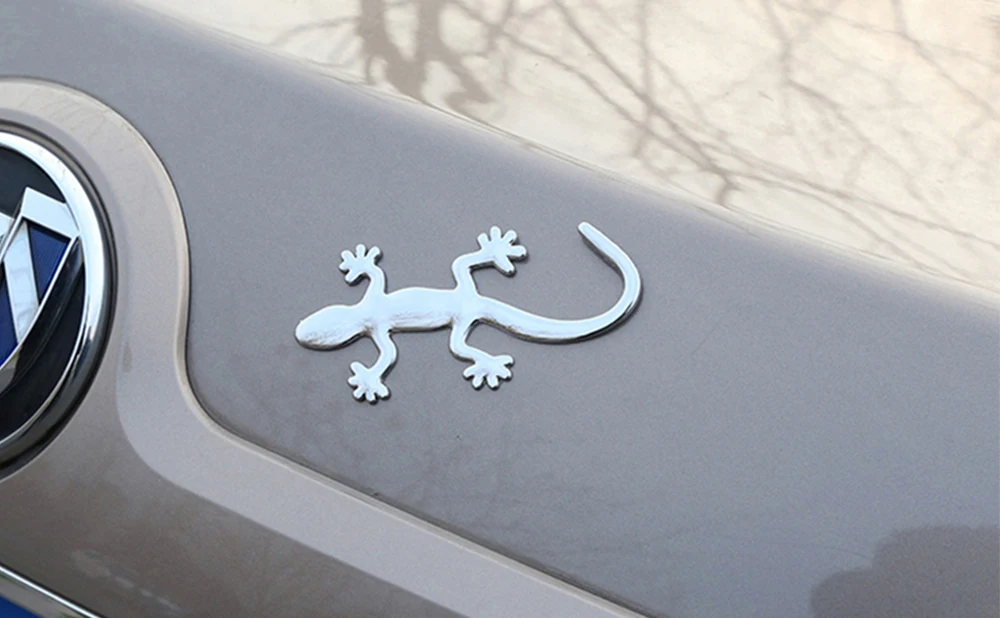 Машина ящерица. Значок ящерки на машинах. Машина с логотипом ящерицы. Наклейки на авто геккон. Автомобиль геккон.