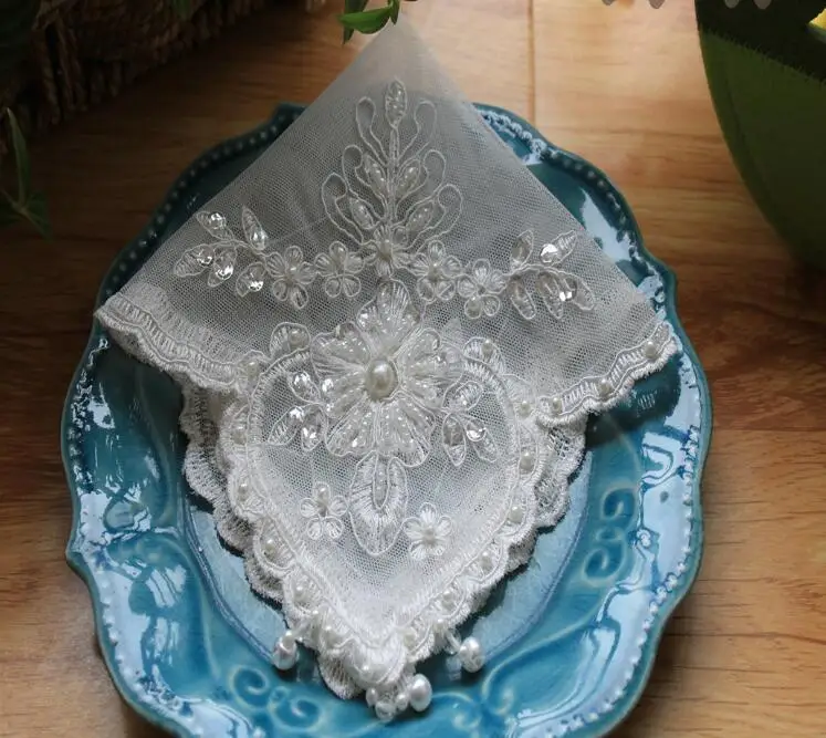 Случайным Элегантность Вышивка 28x28 см скатерть чашка столик-мат крышка салфетки для Свадебная вечеринка Рождественский подарок