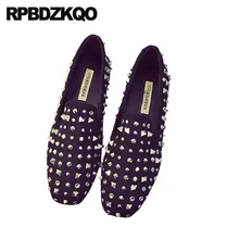 Китайские дешевые дизайнерские туфли без застежки с металлическими заклепками; модель года; Роскошные женские туфли на плоской подошве с квадратным носком; черные серьги-гвоздики; лоферы из замши