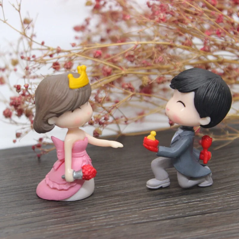 

Romantic Propose Marriage Lovers Figurines Gift PVC Decoration Doll House Fairy Garden Ornaments Flower Pot Decor