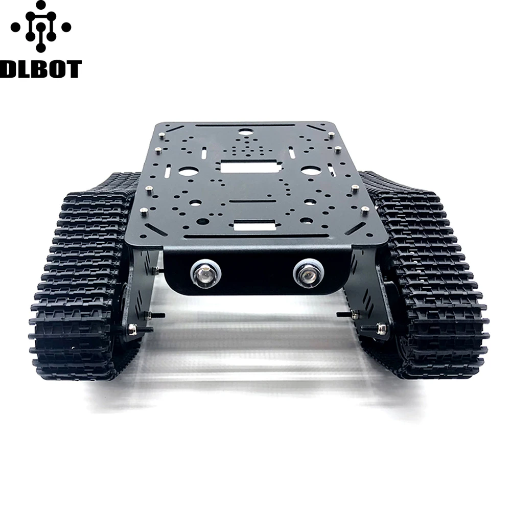 Char Tank Robot RC T300P 1/16 en action, soulevant la poussière sur un terrain accidenté.