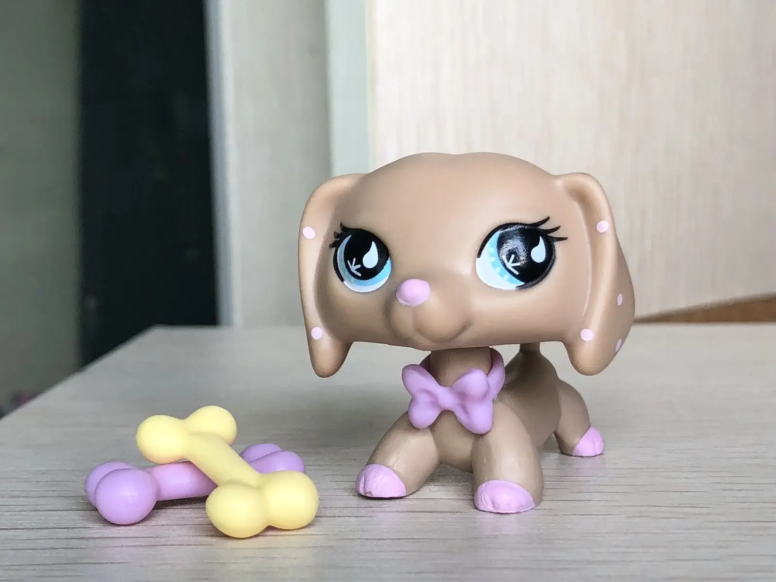 

Pet Shop Dachshund Dog 1pcs Rare Figuers #909 with Accessories Bone collar for Kids