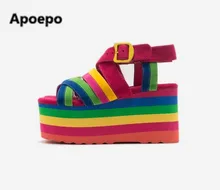 Apoepo брендовые летние новые в радужную полоску на плоской платформе сандалии 2017 пикантные с открытым носком и ремешком с пряжкой женские сандалии резные босоножки