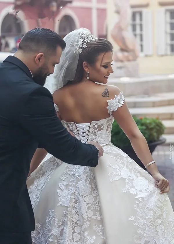 Vintage Plus Size Lace Arabic Wedding Dresses 2019 Off The Shoulder Saudi Bridal Gowns Lace Up Long Formal Retro Wedding Gowns (4)