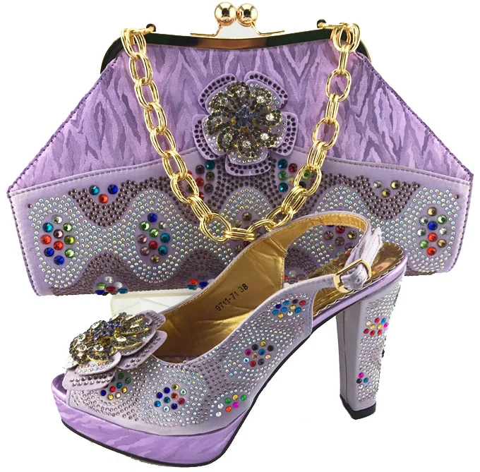 Voilet elegantes zapatos y bolso para la fiesta de la boda africana