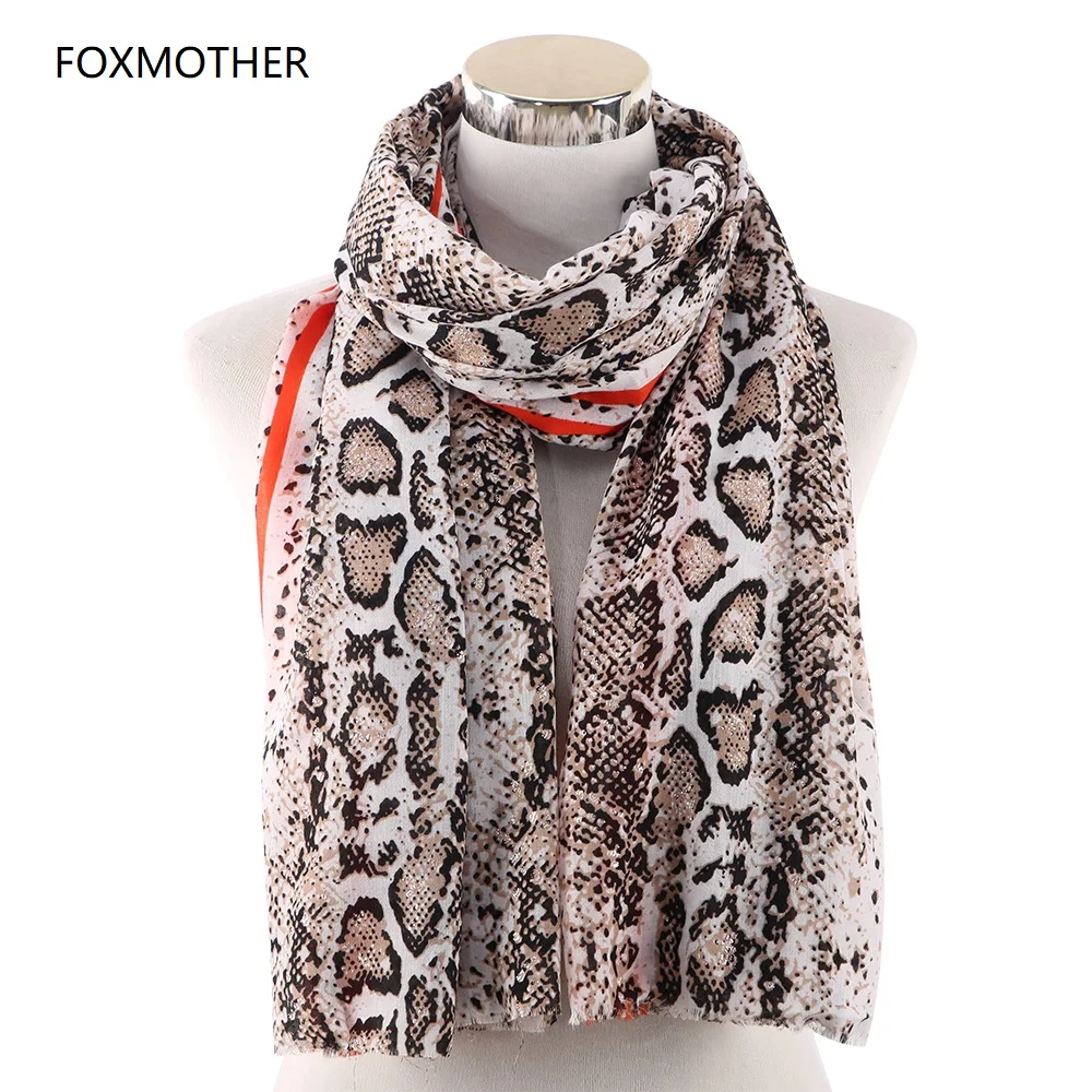 Шарфы FOXMOTHER женские красные коричневые серые под змеиную кожу с блестящей
