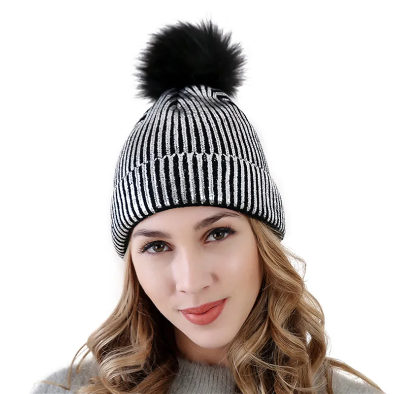 шапка серебристая. серебряные шапки. шапки женские блестящие. серебряная шапка. шапка с помпоном женская.