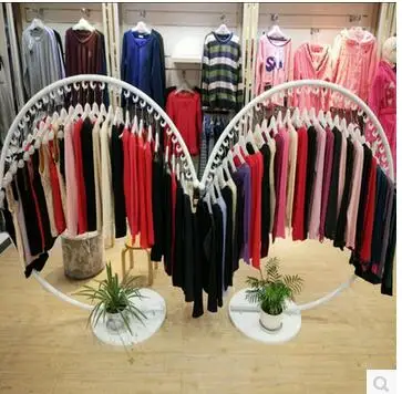 

The costume of the iron art floor shows on the floor of the shelf