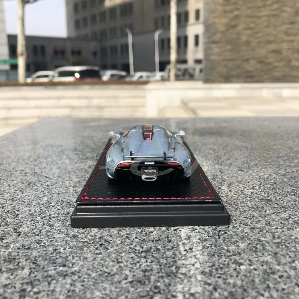 Полимерная модель автомобиля SophiArt Koenigsegg Regera 1:43 (серебристый/синий) + маленький