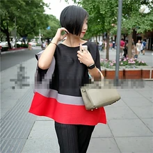 Плиссированные модные хитовые цветные Асимметричные рукава летучая мышь Свободная футболка с коротким рукавом