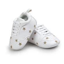 Детская обувь для новорожденных мальчиков и девочек с узором в виде сердечек и звезд; кроссовки из искусственной кожи на шнуровке для малышей от 0 до 18 месяцев