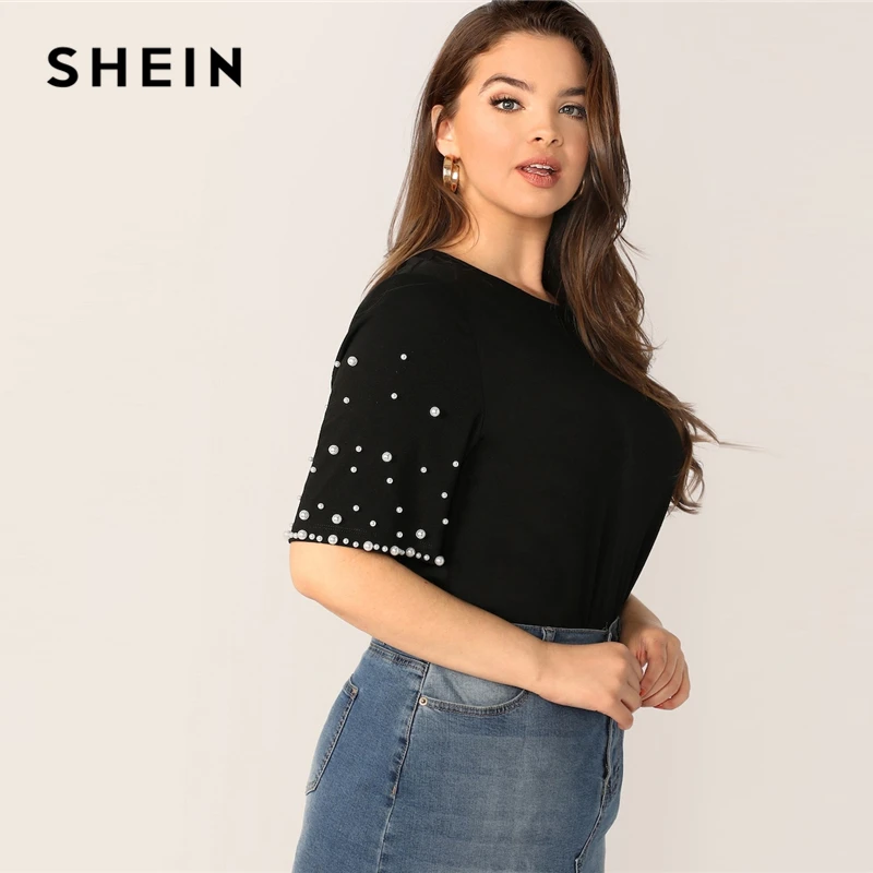 SHEIN زائد حجم أسود اللؤلؤ التفاصيل مطرز جولة الرقبة عادي أعلى T قميص المرأة 2019 بسط قصيرة الأكمام الربيع أعلى المحملات