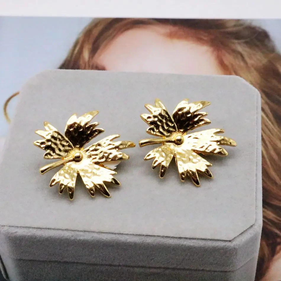 

Free Shipping Maple Leaf Fashion Cute Design Earring