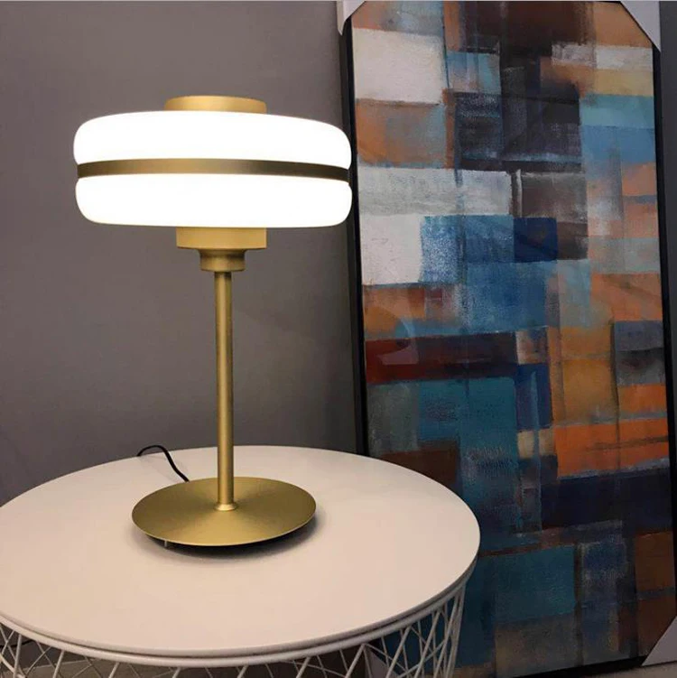 Постсовременная Минималистичная акриловая лампа для спальни прикроватная дизайнерская гостиная модель комнаты декоративная настольная лампа